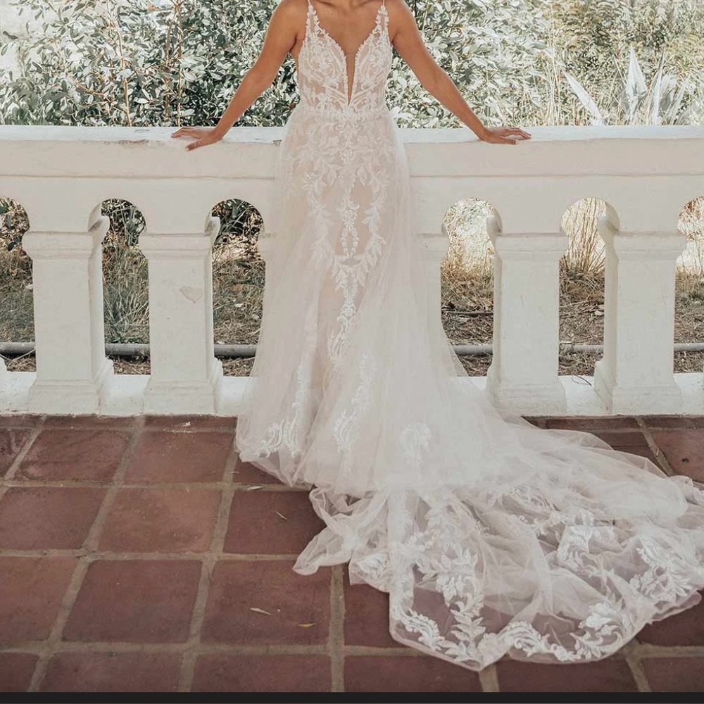 Elegant White Lace Wedding Dress